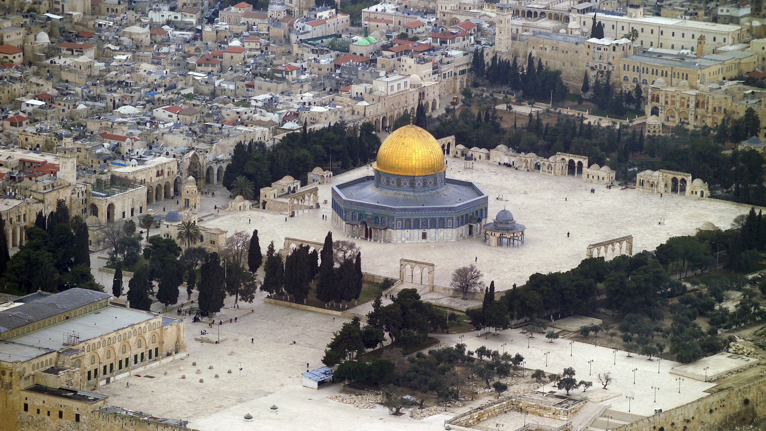 Perbedaan Umroh Reguler dan Umroh Plus: Mana yang Lebih Tepat untuk Anda?